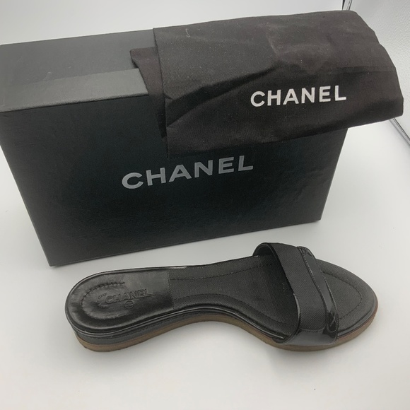 CHANEL LOGO LINEN AND PATENT LEATHER MULES - Picture 1 of 7